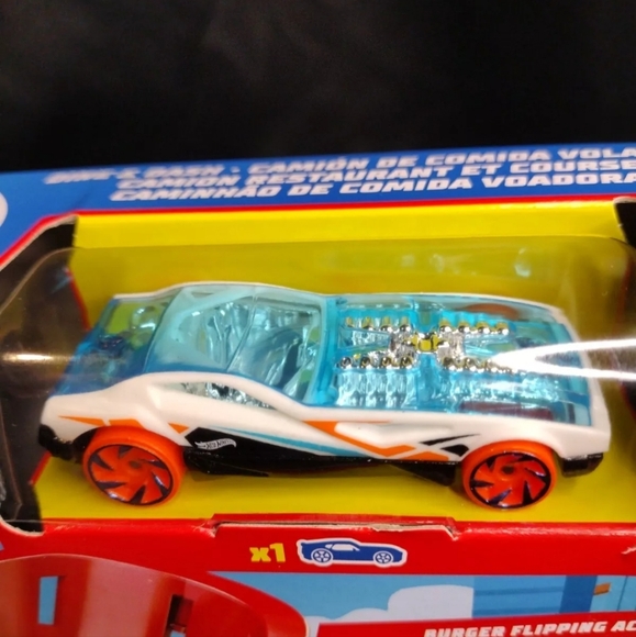 NEW MATTEL HOT WHEELS CITY DINE & DASH STATION 2 PIECE SET 1 VEHICLE FLIP BURGER - Picture 2 of 6